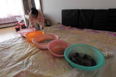 辽阳楼上漏水，住户失联，小区没物管，业主维权难！律师来支招……